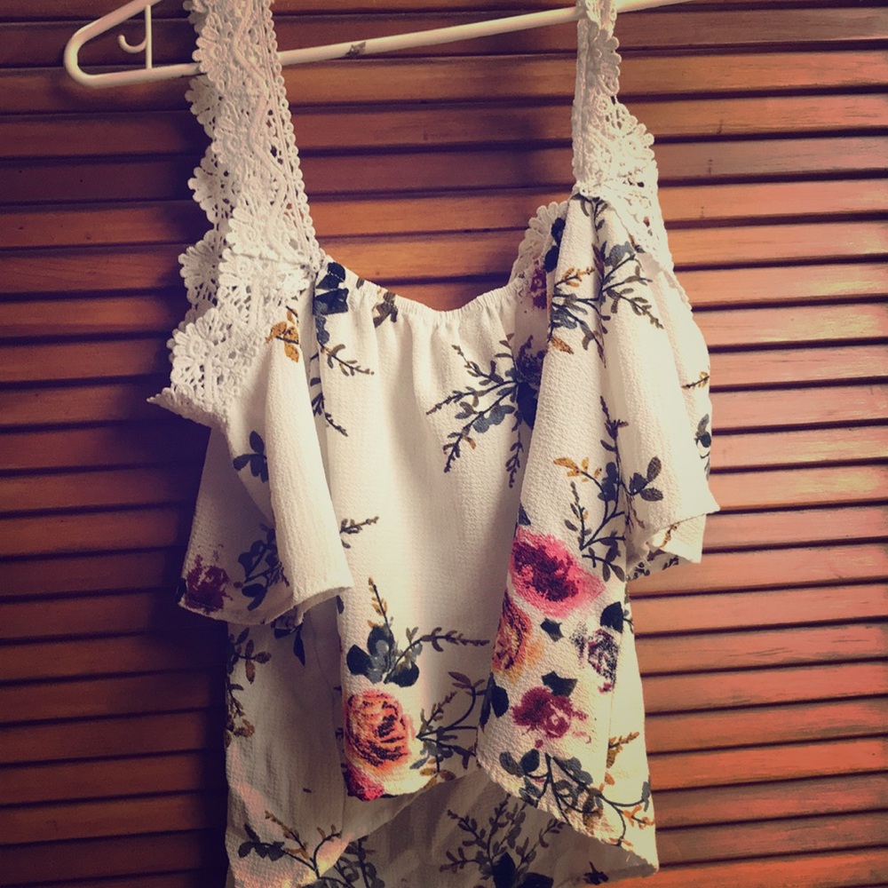🌹 Floral Shoulder Shirt!🌹